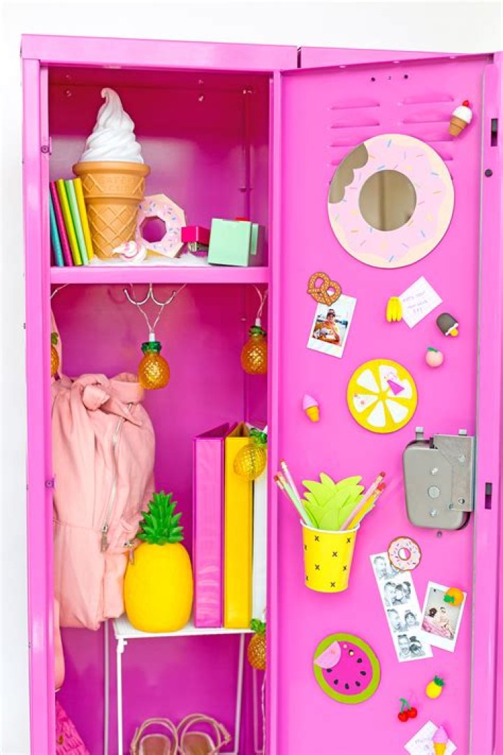 Cute ways to decorate your locker for the holidays