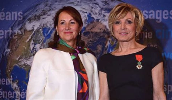 Evelyne Dhéliat Fortune, Salarie & Carrière